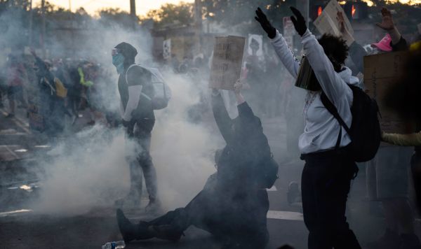 Протестующие в Миннеаполисе. Протесты проходят в городах США в связи со смертью при задержании полицией афроамериканца Джорджа Флойда в Миннеаполисе.