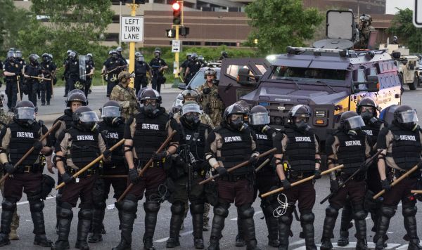 Сотрудники полиции выстроились в линию, чтобы заблокировать протестующих в Миннеаполисе