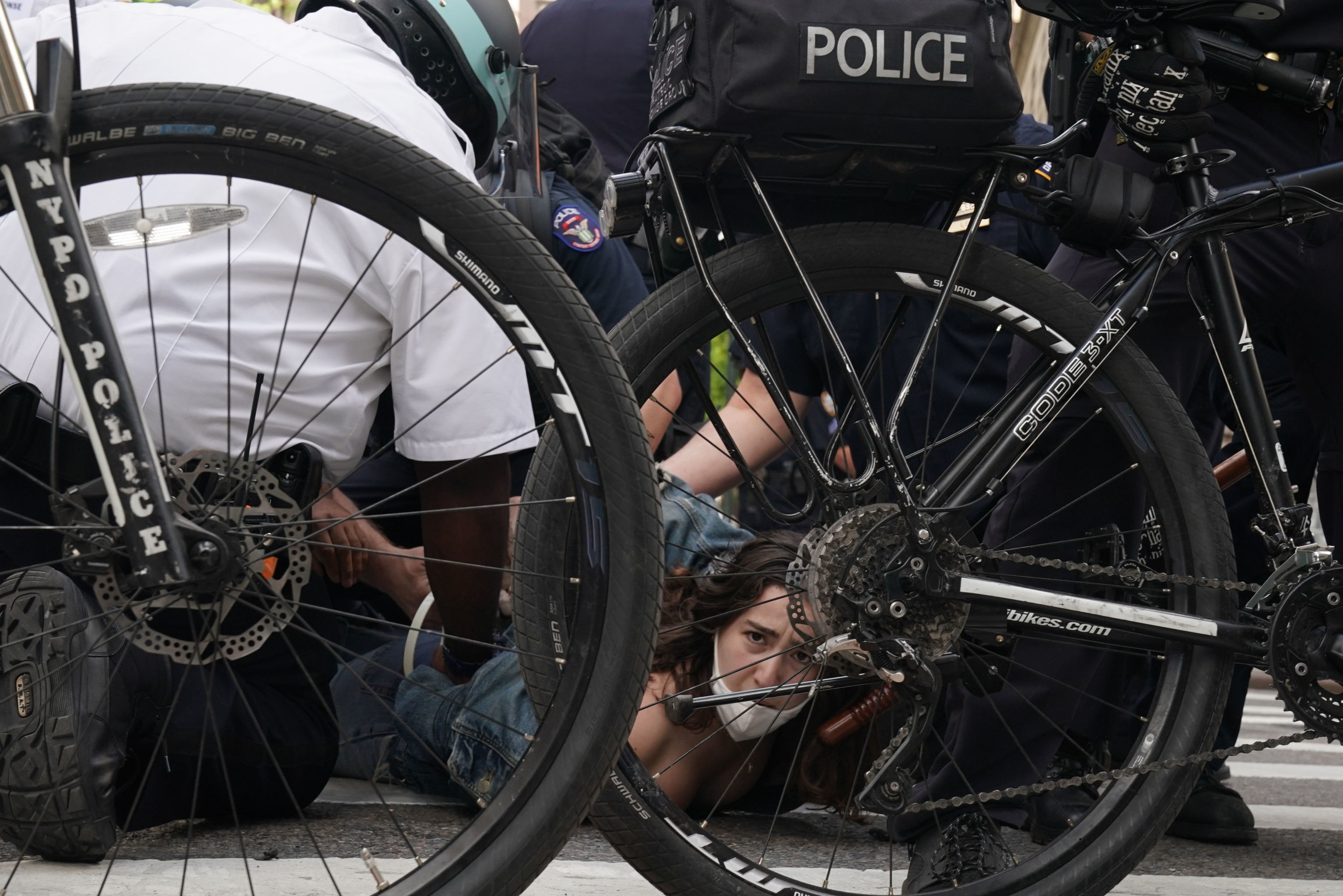 Сотрудники полиции производят задержания вовремя протеста в Нью-Йорке. Протесты проходят в городах США в связи со смертью при задержании полицией афроамериканца Джорджа Флойда в Миннеаполисе.