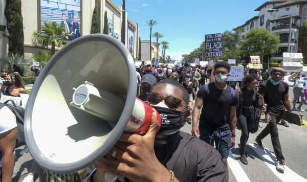 Акции протеста в США, в связи со смертью при задержании полицией афроамериканца Джорджа Флойда,   Лос-Анджелес, 30 мая 2020 года
