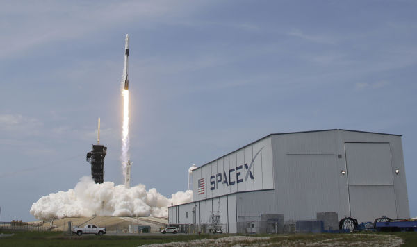 Космический корабль SpaceX Falcon 9 с астронавтами НАСА Дугом Херли и Бобом Бенкеном , 30 мая 2020 года