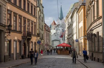 Улица Пилс и Церковь Скорбящей Богоматери в Риге в Латвии