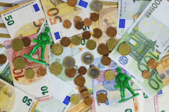 Евро и фигурки солдат