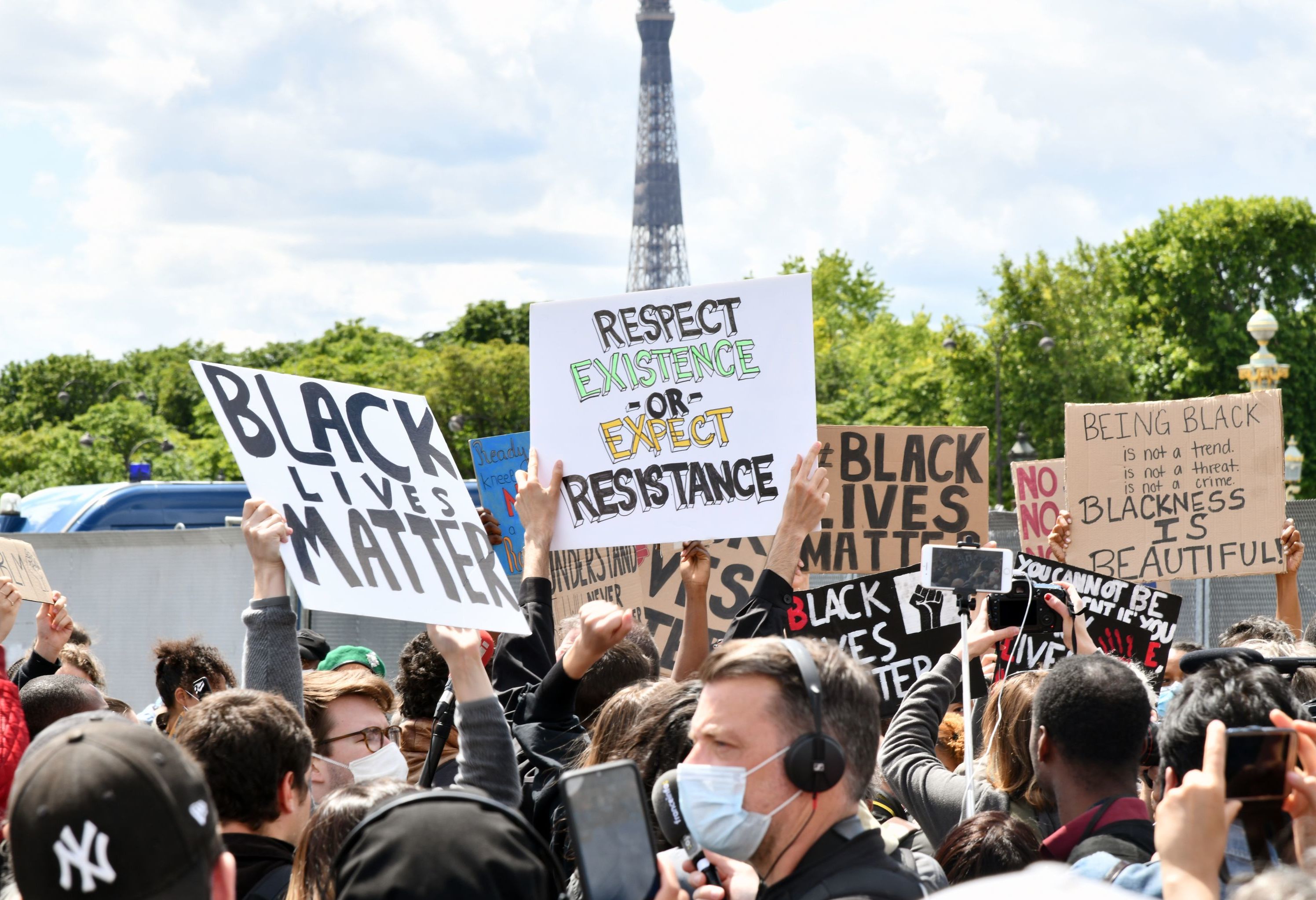 Участники протеста против произвола полиции на одной из улиц в Париже