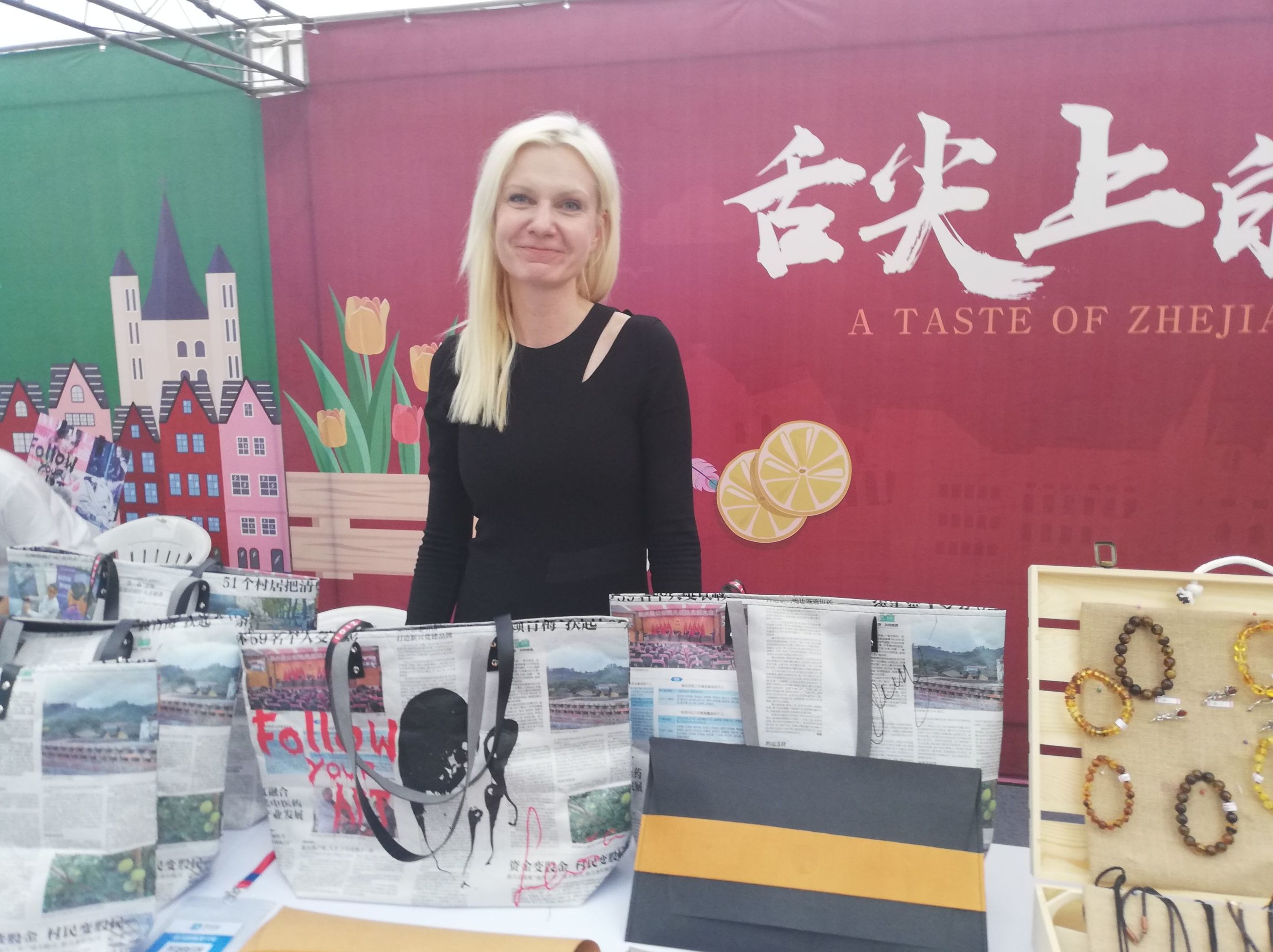 Латвийская гражданка Сигита Трукшане живет в Китае, где открыла свою компанию по производству дизайнерских вещей.
