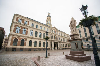 Статуя Роланда и Рижская ратуша на Ратушной площади в Риге.
