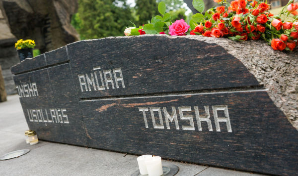 Мемориал памяти жертв коммунистического террора на станции Торнякалнс в Риге. На камнях выгравированы названия мест ссылок