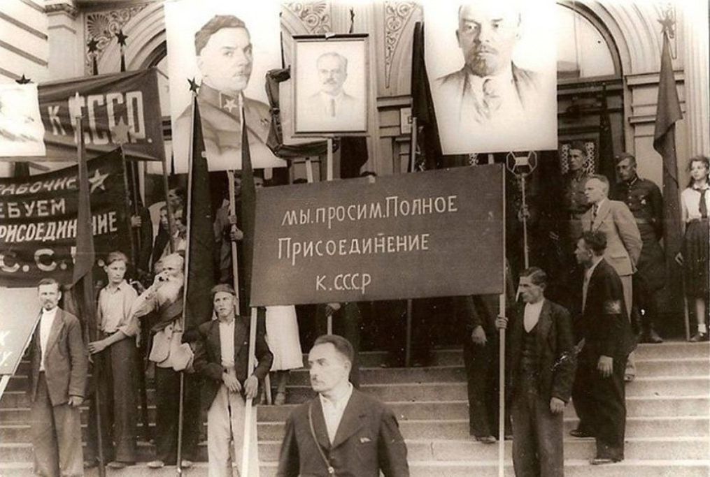 Рижане с плакатами о просьбе присоединения к СССР