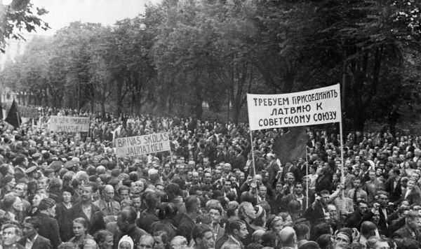 Демонстрация трудящихся города Риги, требующих присоединения Латвии к СССР, 18 июля 1940 года