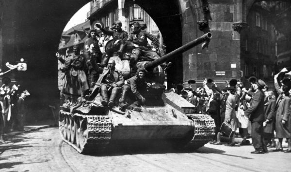 Великая Отечественная война. 1941 - 1945 гг. Жители Праги приветствуют советских воинов-освободителей