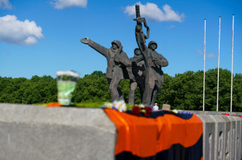 В День Памяти и скорби 22 июня у монумента Освободителям Риги прошло возложение венков и цветов 
