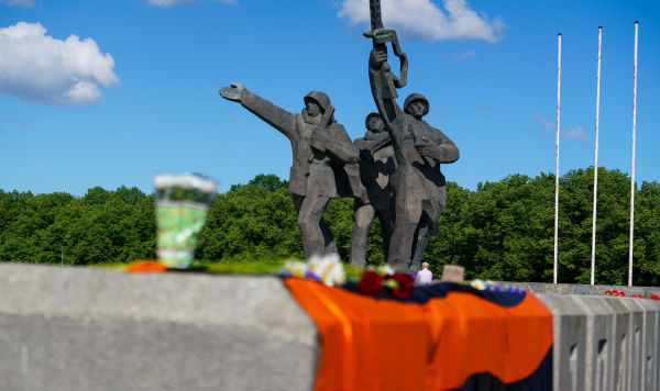 В День Памяти и скорби 22 июня у монумента Освободителям Риги прошло возложение венков и цветов 
