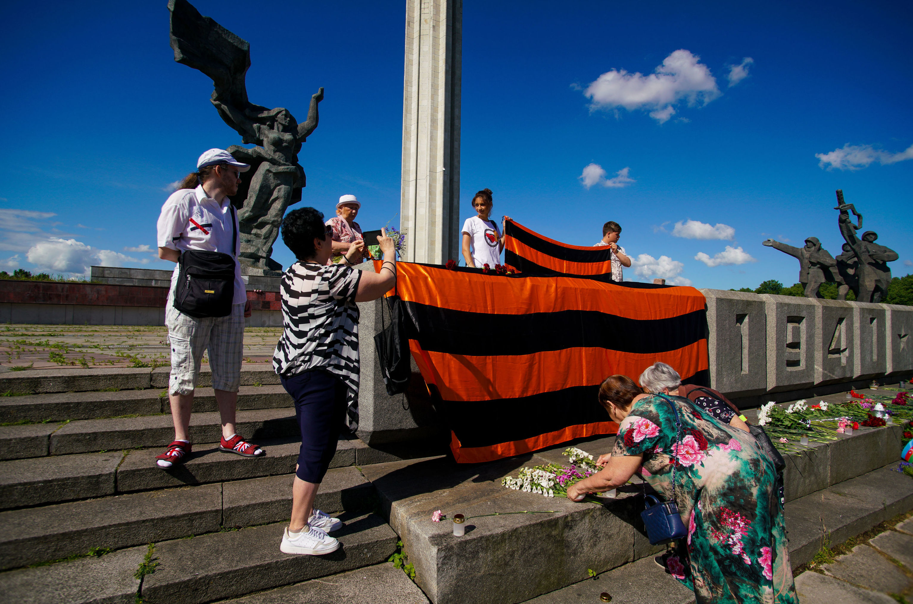 В День Памяти и скорби 22 июня у монумента Освободителям Риги прошло возложение венков и цветов