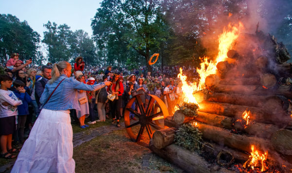 Жители Риги и гости столицы собрались на Кукушкиной горе для празднования Лиго