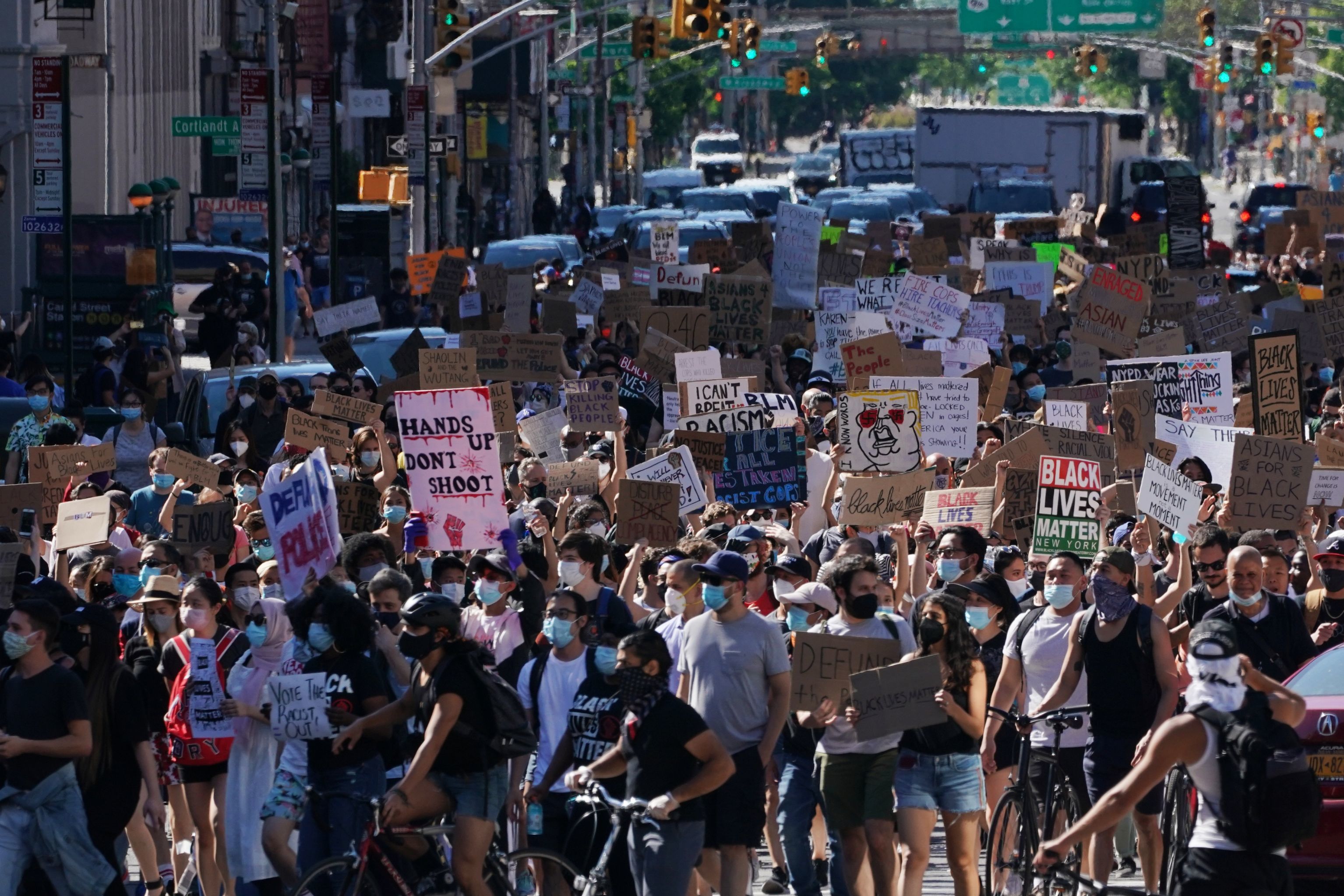 Протестующие на одной из улиц Нью-Йорка. Митингующие выступают против произвола полиции и поддерживают чернокожее население США