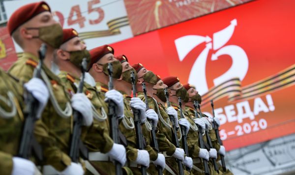 Военнослужащие во время генеральной репетиции парада в честь 75-летия Победы в Великой Отечественной войне в Екатеринбурге
