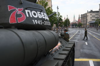 Танк Т-34-85 на ночной репетиции парада в честь 75-летия Победы в Великой Отечественной войне в Москве