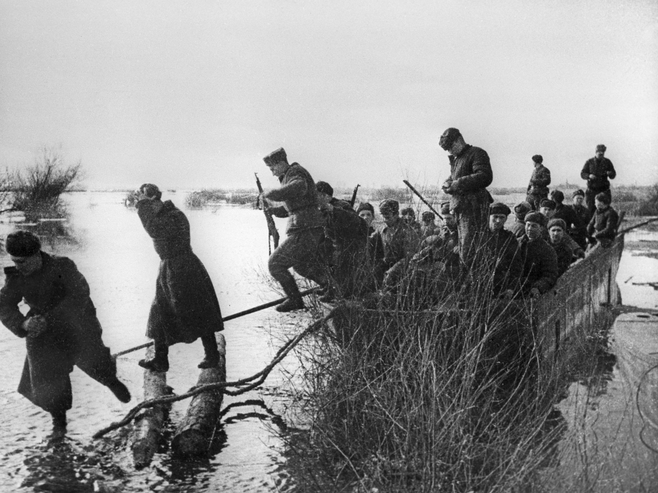 Бойцы 1-го Белорусского фронта форсируют реку Одер.
