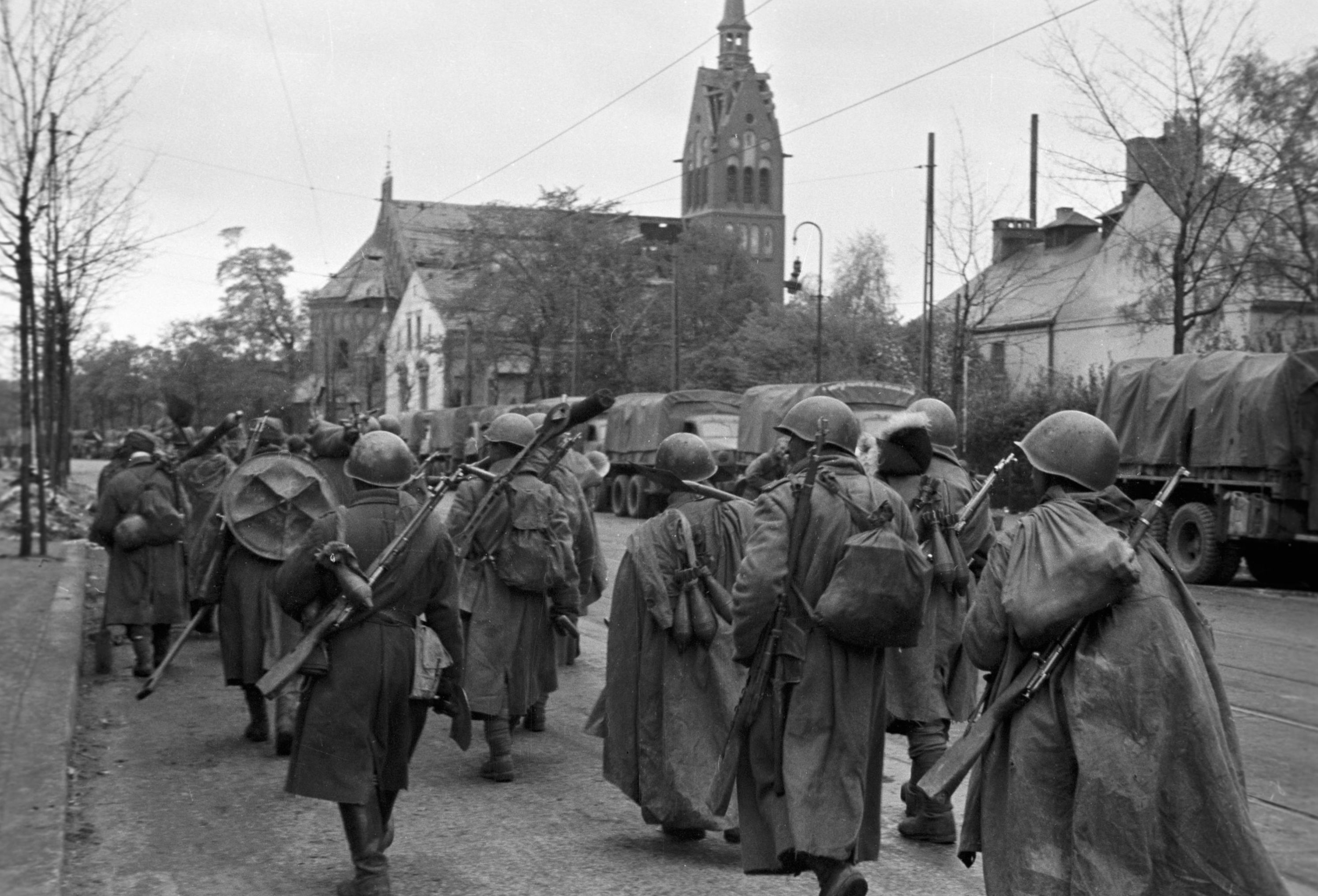 Советские воины идут по улицам Берлина. 1-й Белорусский фронт.