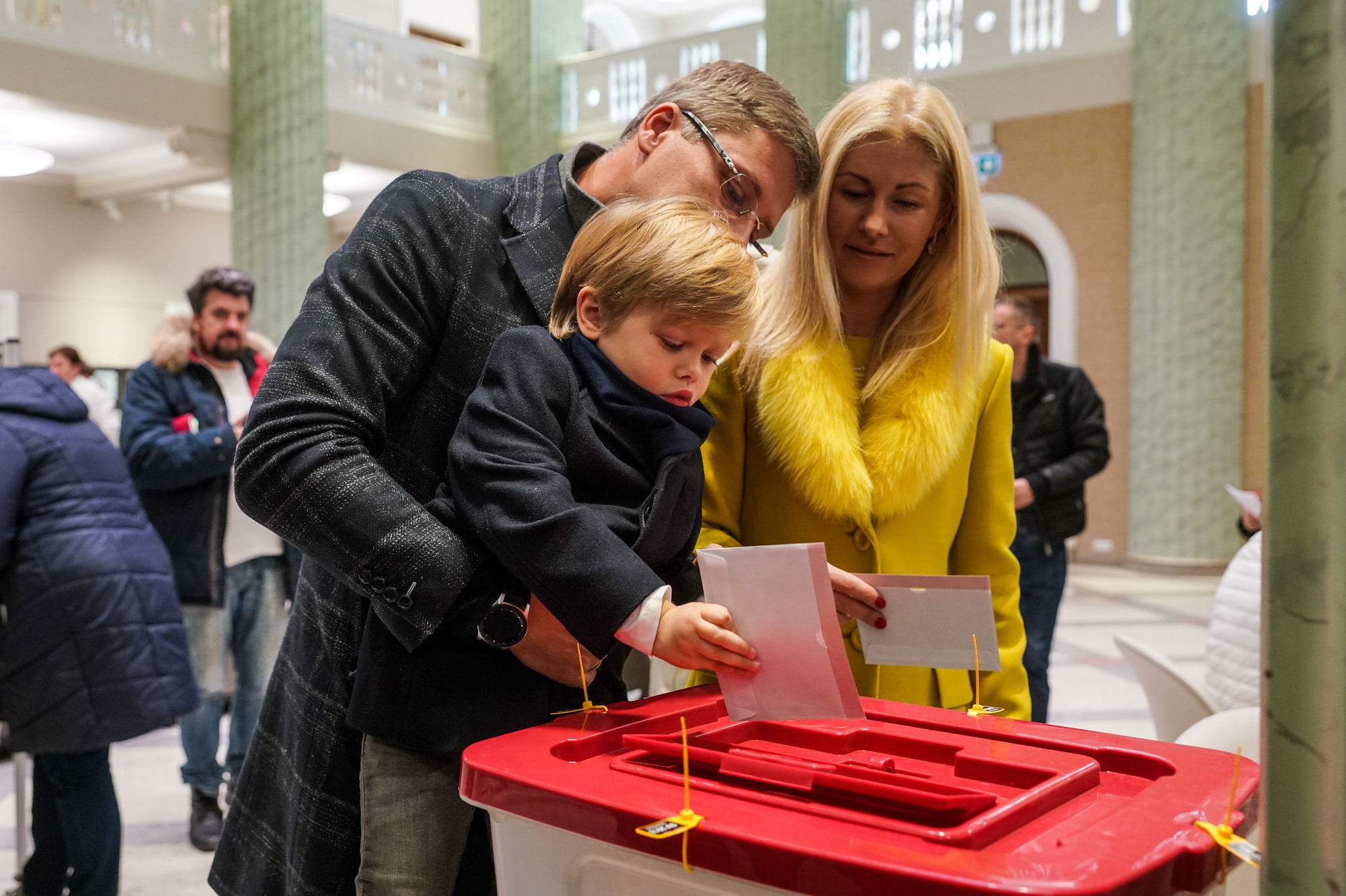 Мэр Риги Нил Ушаков с семьёй проголосовал на выборах