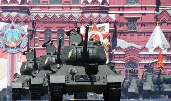 Танк Т-34-85 во время военного парада в ознаменование 75-летия Победы в Великой Отечественной войне, Москва, 24 июня 2020