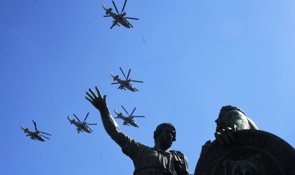 Ударные вертолеты Ми-35 во время воздушной части военного парада в ознаменование 75-летия Победы в Великой Отечественной войне, Москва, 24 июня 2020