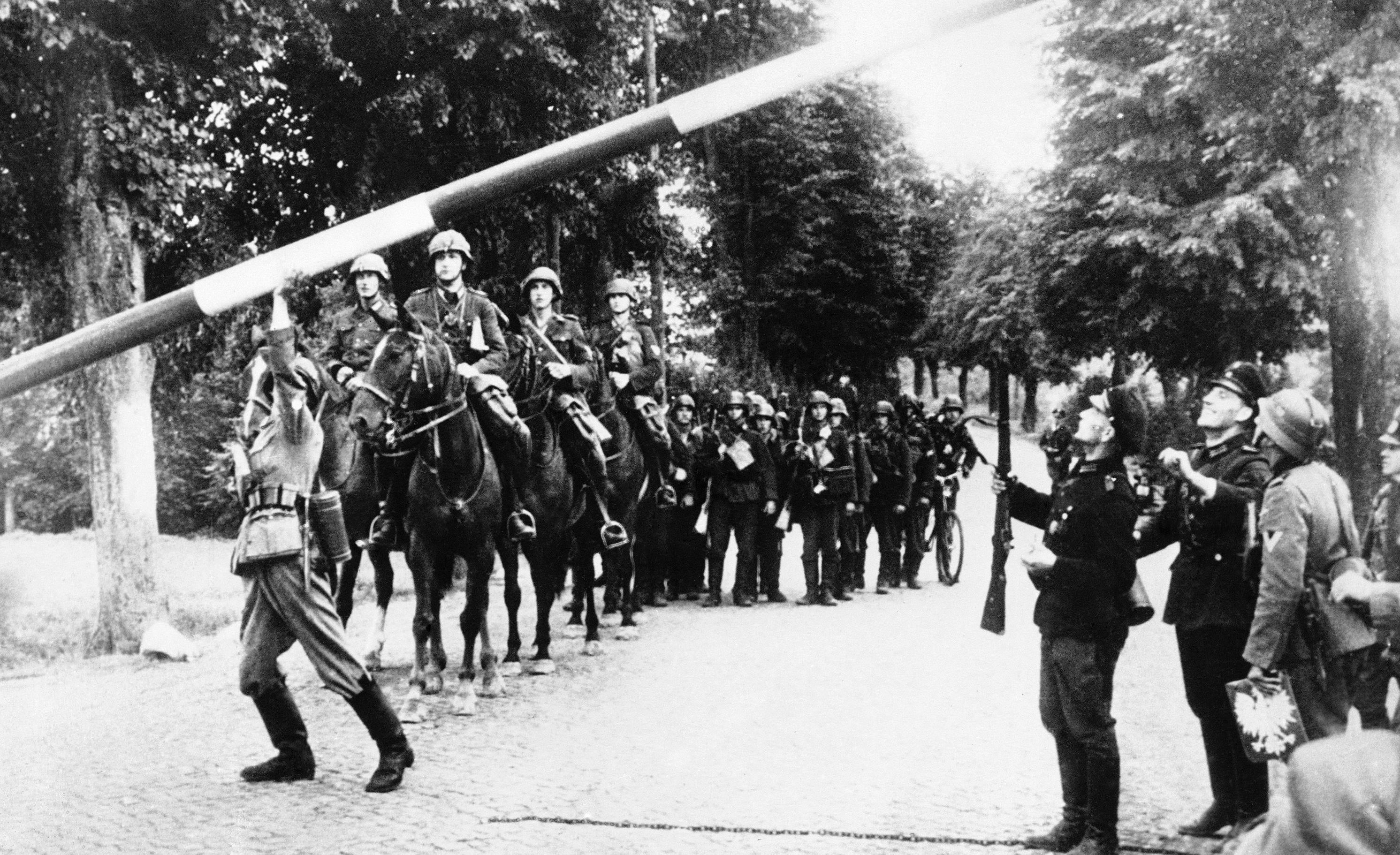 Немецкие солдаты проходят пограничный пост у Данцига, 16 сентября 1939 года
