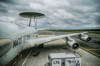 Самолет-разведчик НАТО AWACS в Риге.