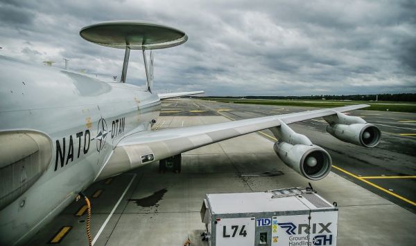 Самолет-разведчик НАТО AWACS в Риге.