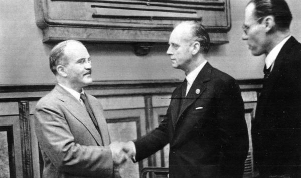 Молотов и Риббентроп после подписания советско-германского договора о дружбе и границе между СССР и Германией, Москва, 28 сентября 1939