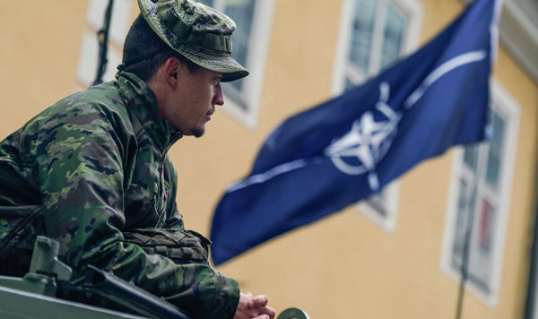 Военнослужащий НАТО в Риге, архивное фото