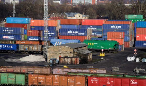 Вагоны и контейнеры в Рижском порту