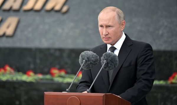 Президент РФ Владимир Путин выступает на церемонии открытия Ржевского мемориала Советскому солдату
