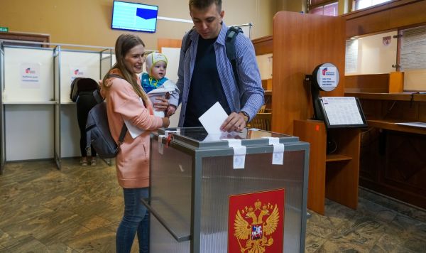 Граждане России голосуют по вопросу одобрения изменений в Конституцию России на избирательном участке №8179 в посольстве РФ в Риге