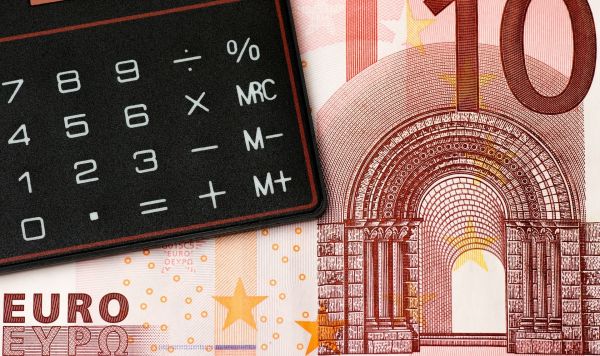 Купюры евро и калькулятор