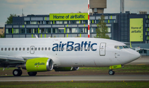 Самолет Boeing 737-36Q авиакомпании airBaltic в аэропорту Рига