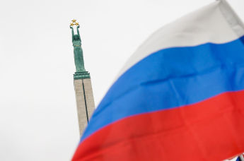 Флаг России на фоне памятника Свободы