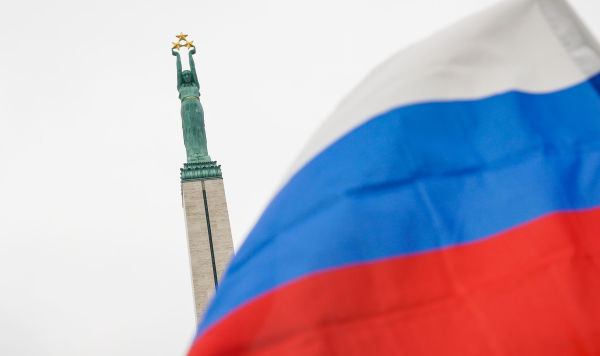 Флаг России на фоне памятника Свободы