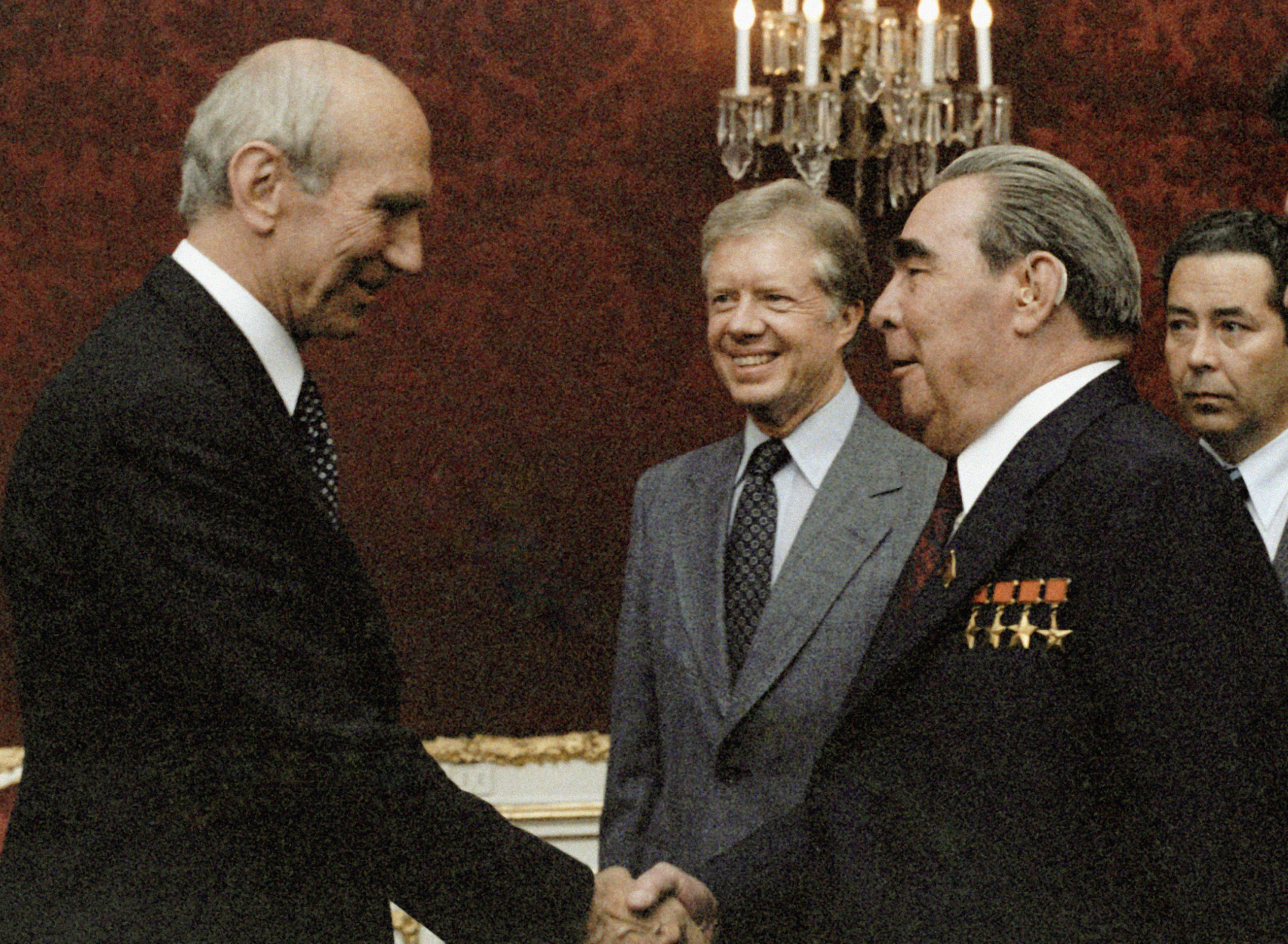 Генеральный Секретарь ЦК КПСС Леонид Ильич Брежнев здоровается с Президентом Австрии Рудольфом Кирхшлегером, Президент США Джимми Картер.