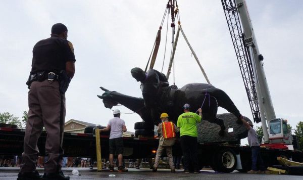 Демонтаж статуи генерала конфедератов Томаса Джексона с постамента в городе Ричмонд в США
