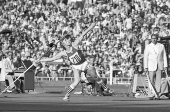 Чемпион Олимпиады-80 Дайнис Кула во время соревнований по метанию копья среди мужчин