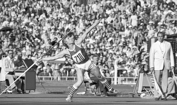 Чемпион Олимпиады-80 Дайнис Кула во время соревнований по метанию копья среди мужчин