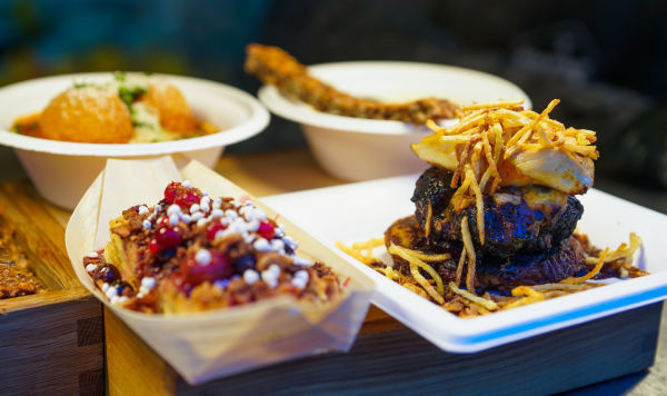 Уличная еда на фестивале Street Food Festival в Риге превращается в изысканные ресторанные блюда.