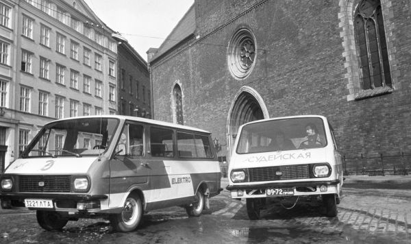 Электромикроавтобус (слева) производства Рижского опытного автобусного завода РАФ ("Ригас Аутобусу Фабрику" (Rigas Autobusu Fabriku, RAF) на улице столицы Латвийская ССР