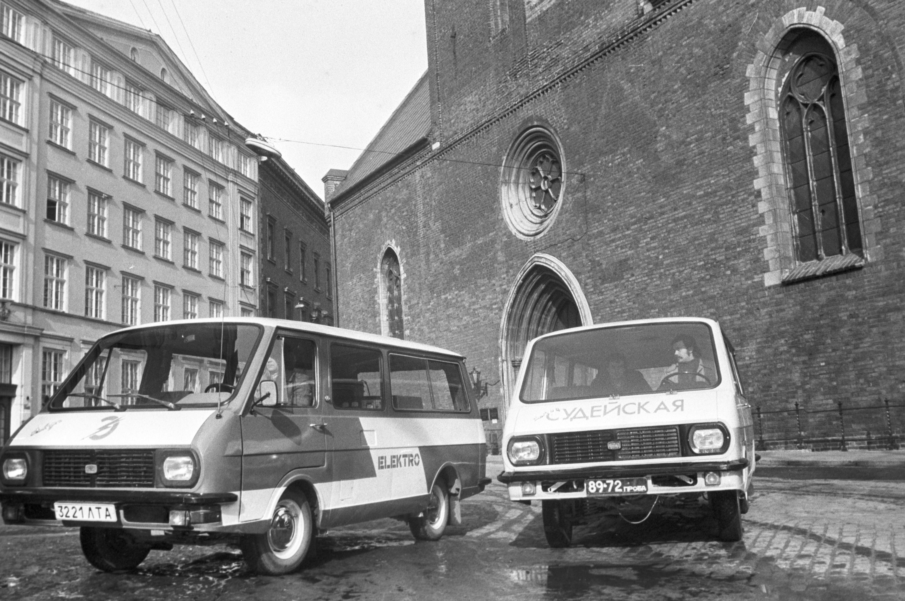 Электромикроавтобус (слева) производства Рижского опытного автобусного завода РАФ ("Ригас Аутобусу Фабрику" (Rigas Autobusu Fabriku, RAF) на улице столицы Латвийская ССР