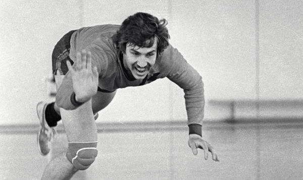 Член сборной команды СССР по волейболу Вильяр Лоор на тренировке