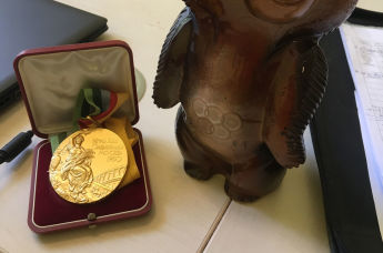 Золотая медаль XXII Олимпийских игр 1980 года Ульяны Степановой и талисман "Олимпиады-80" Мишка