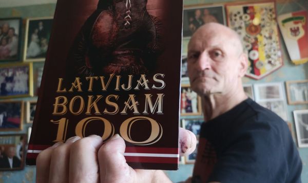 Книга "100 лет латвийского бокса" в руках автора Павла Максимова