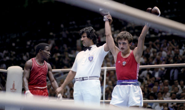 Олимпийский чемпион советский боксер Шамиль Сабиров (справа) и серебряный призер Игр-80 кубинский боксер Иполито Рамос.