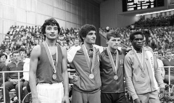 Олимпийские призеры соревнований по боксу (1-й полусредний вес). Слева-направо: Серик Конакбаев (СССР) - серебро, Патрицио Олива (Италия) - золото, Энтони Уиллис (Великобритания) - бронза, Хосе Агилар (Куба) - бронза, 1980 год